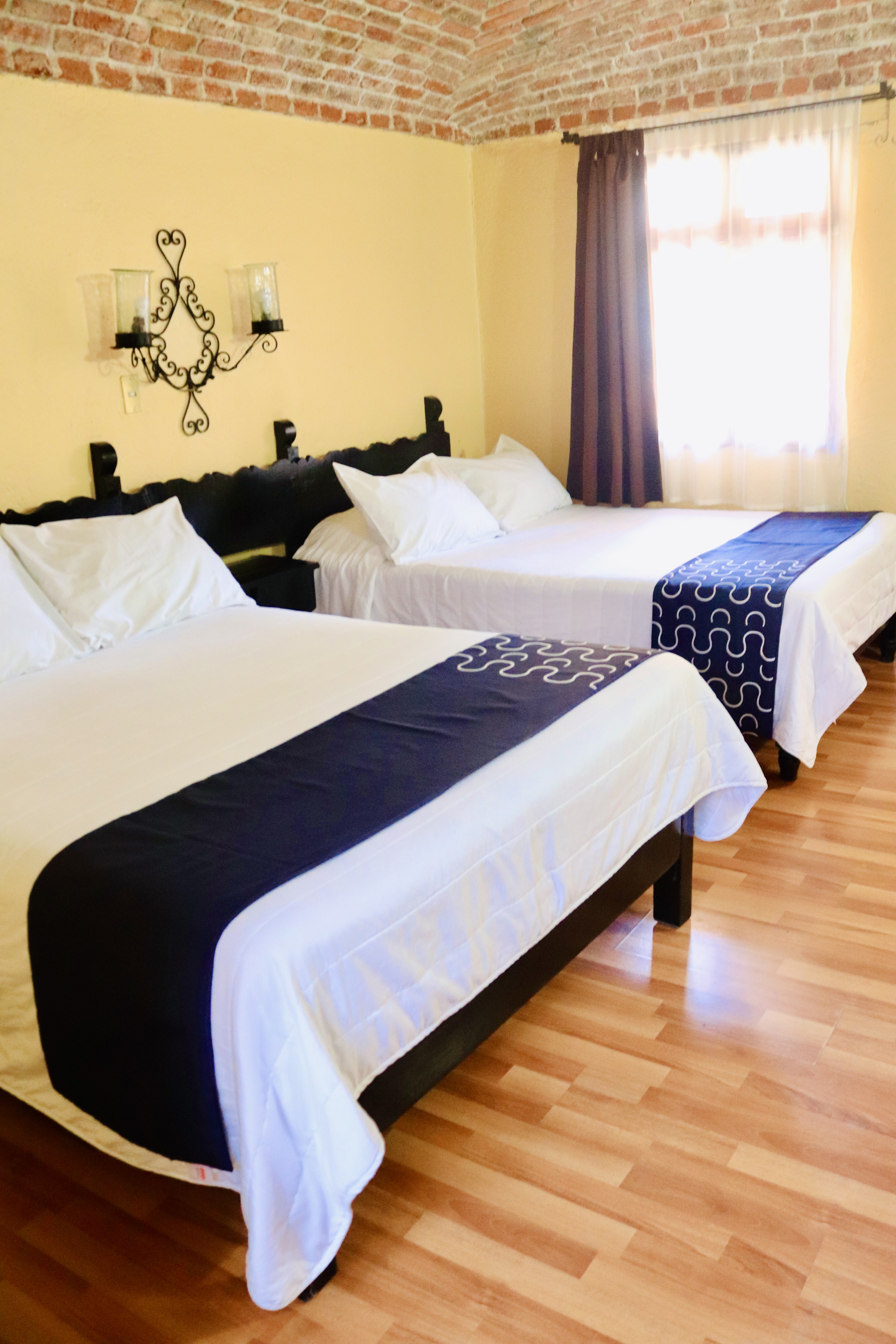 Suite con cama king size, pared teal y decoración artística