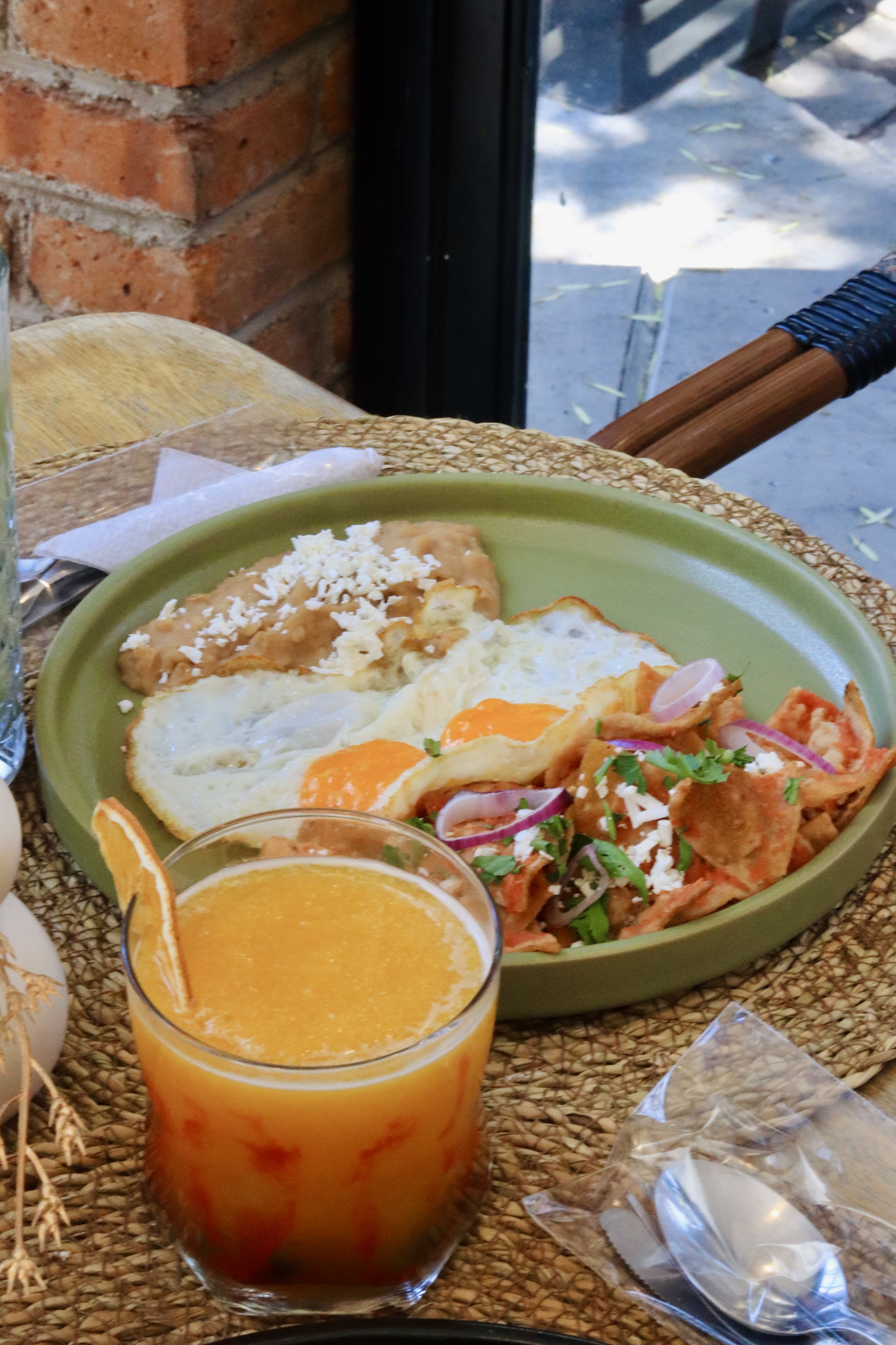 Desayuno mexicano: huevos, chilaquiles y jugo