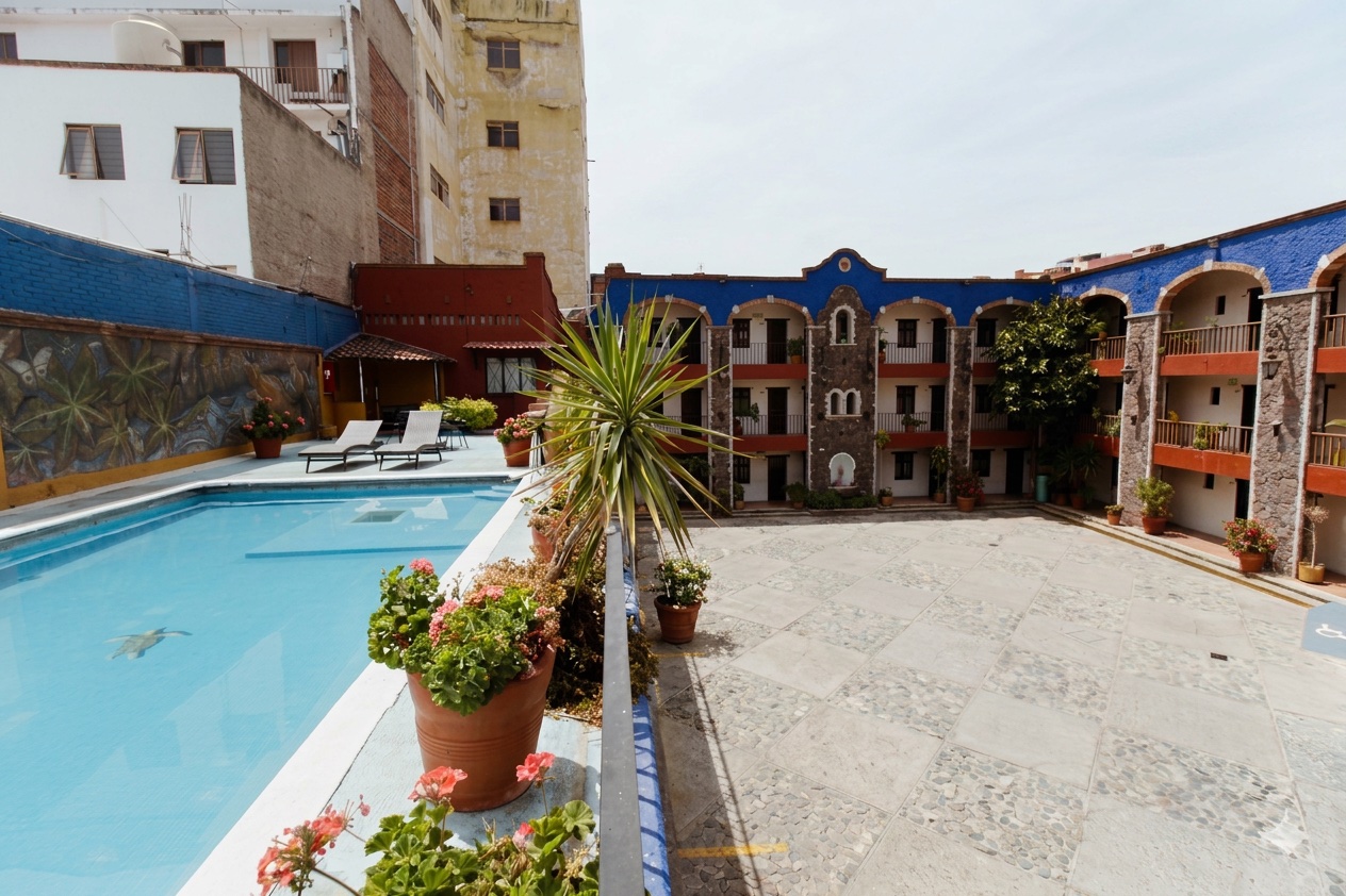 Patio exterior del hotel con alberca